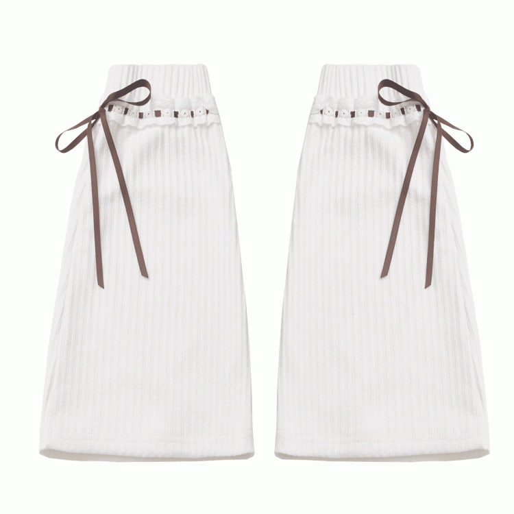 リボンのアクセント付きホワイトニットレッグウォーマー（ブラウン）