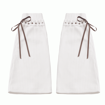 リボンのアクセント付きホワイトニットレッグウォーマー（ブラウン）