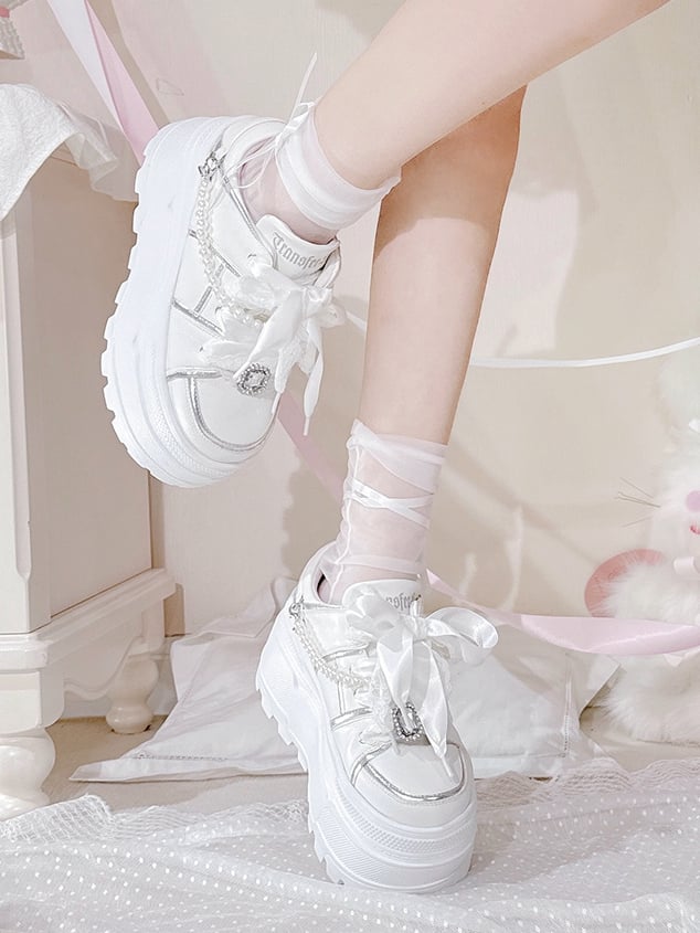 Weiße Plateauschuhe von Jirai Kei mit Strasssteinen und abnehmbarer Perlenkette