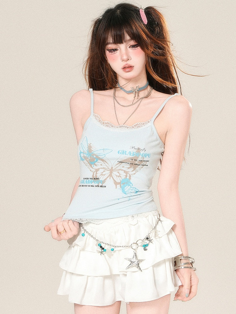 Glamorous – Camisole-Top mit Schmetterlings-Spitzenbesatz und Buchstaben-Print in Blau