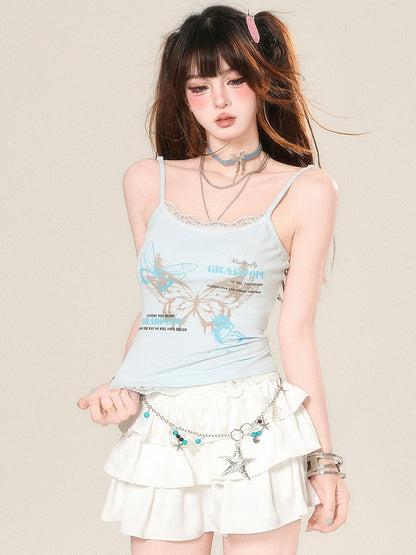 Glamorous – Camisole-Top mit Schmetterlings-Spitzenbesatz und Buchstaben-Print in Blau