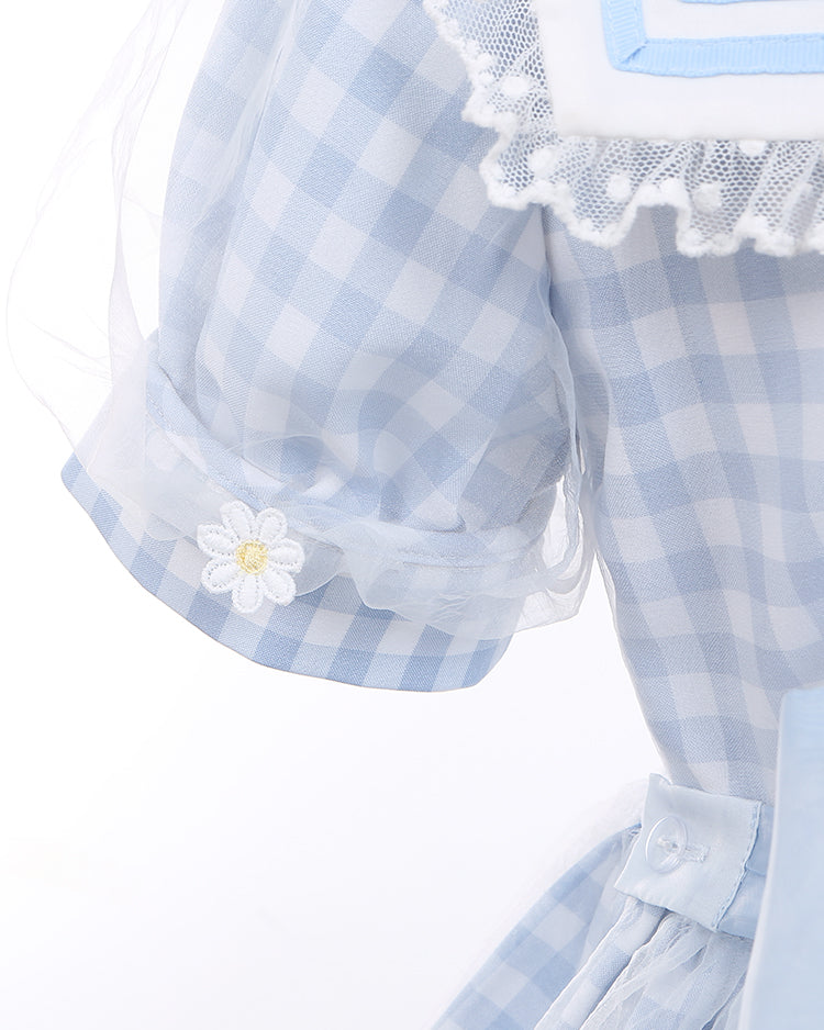 Hellblauer Matrosenkragen, weiße Gänseblümchen, kariertes süßes Kleid mit Schleifendetails