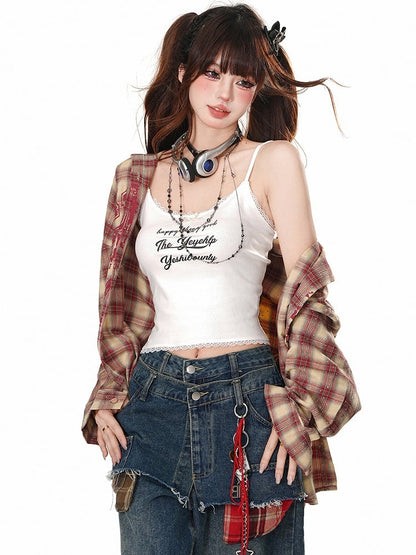 Camisole-Top mit Spitzenbesatz und weißen Buchstaben