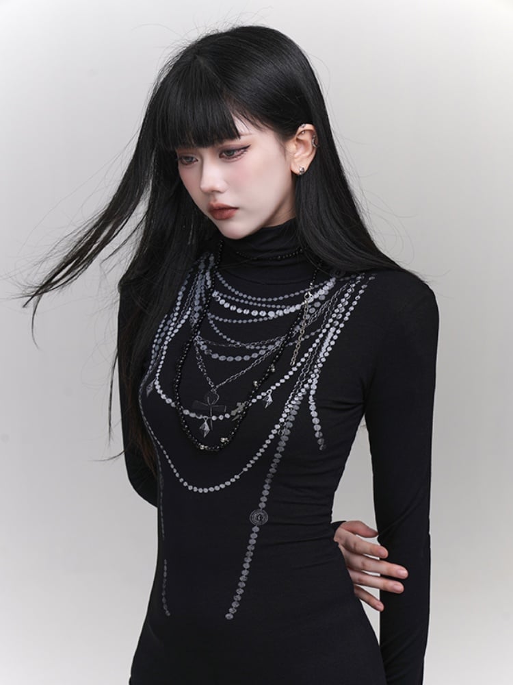 Schwarzes, hochgeschlossenes, eng anliegendes Kleid mit Perlenkette