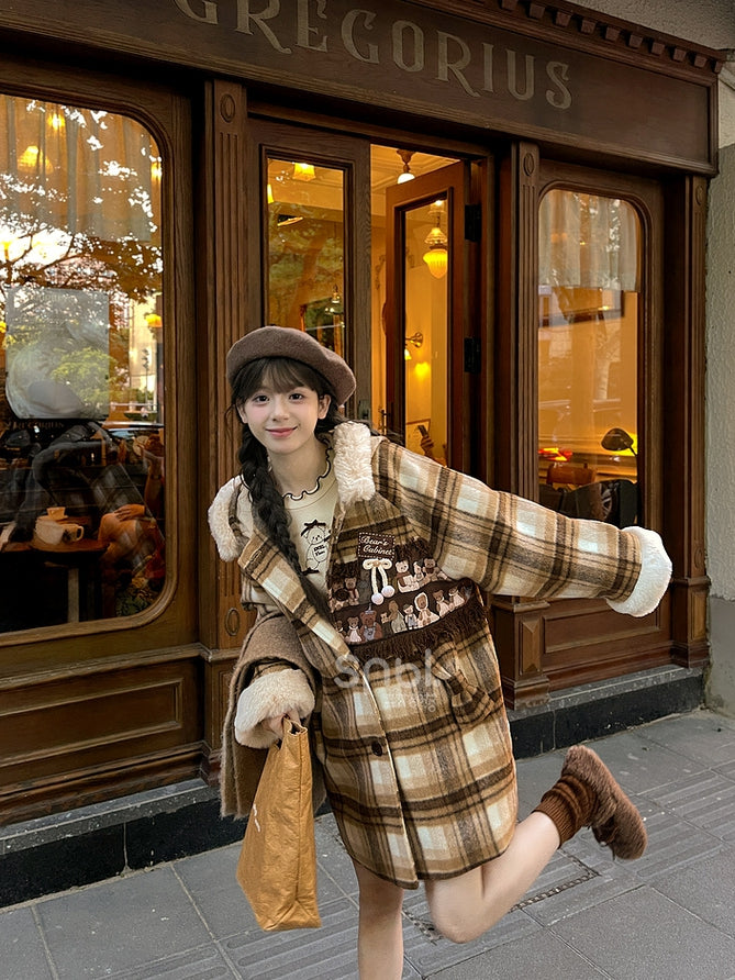 Brauner Wollmantel mit süßer Bären-Applikation und karierter Kapuze, lange Version