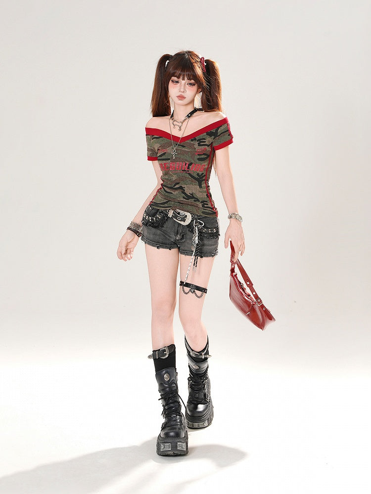 Schwarze, tief sitzende Distressed-Jeansshorts mit Gürtel und Nietendetails und Schnalle