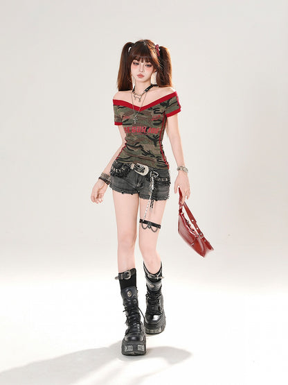 Schwarze, tief sitzende Distressed-Jeansshorts mit Gürtel und Nietendetails und Schnalle