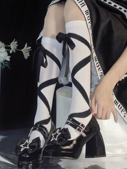 リボンプリントと蝶結びで飾られた膝丈ストッキング