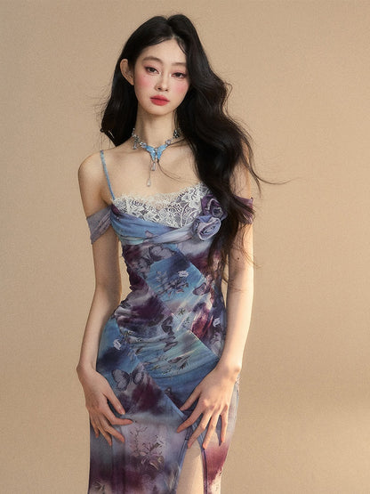 Blaues, schmal geschnittenes Camisole-Kleid mit Ölgemälde und Schmetterlingsdruck und hohem Schlitz