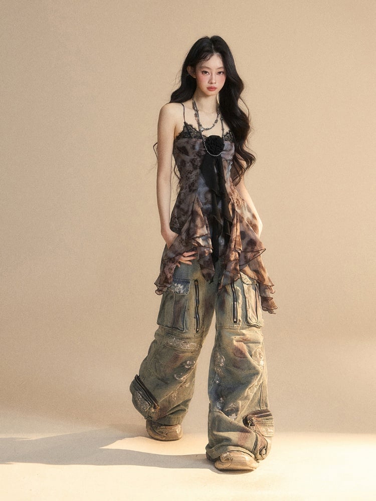 Schwarzes, asymmetrisches Camisole-Top mit Volantsaum und Blumenverzierung