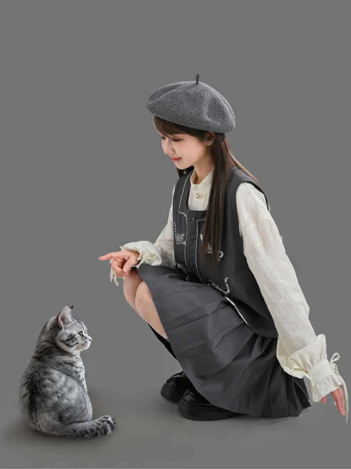 グレーのチャイナドレス風スクエアネックラインの猫刺繍ノットボタンベスト