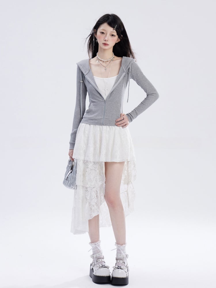 Taille und weißes asymmetrisches Unterkleid mit Spitzensaum und Kettenfrei