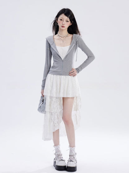 Taille und weißes asymmetrisches Unterkleid mit Spitzensaum und Kettenfrei