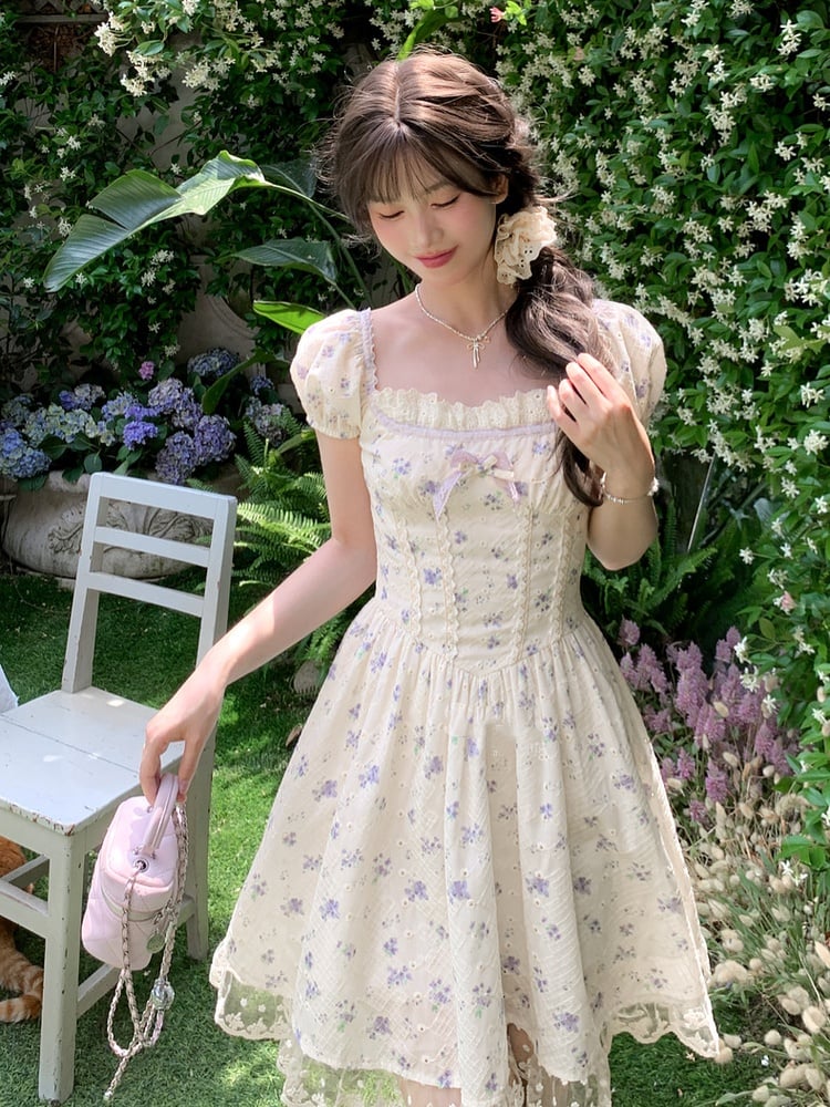 Mori Kei Blumenkleid Beige, quadratischer Ausschnitt und kurze Puffärmel