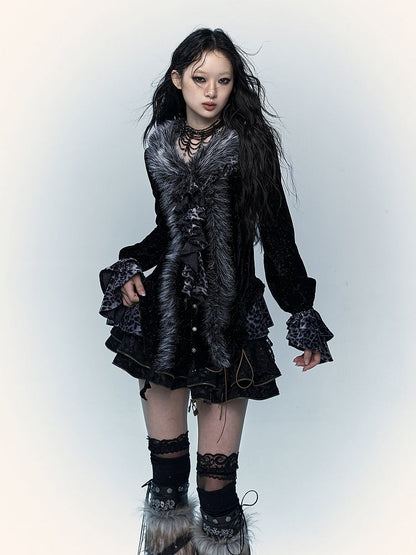 Schwarzes und graues Oberteil mit Leopardenmuster und zotteligem Besatz