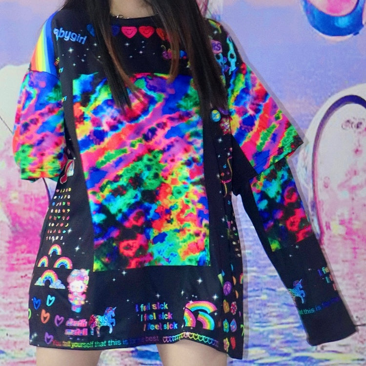 カラフルなスウェットシャツとプリント文字のレインボーハート Y2K