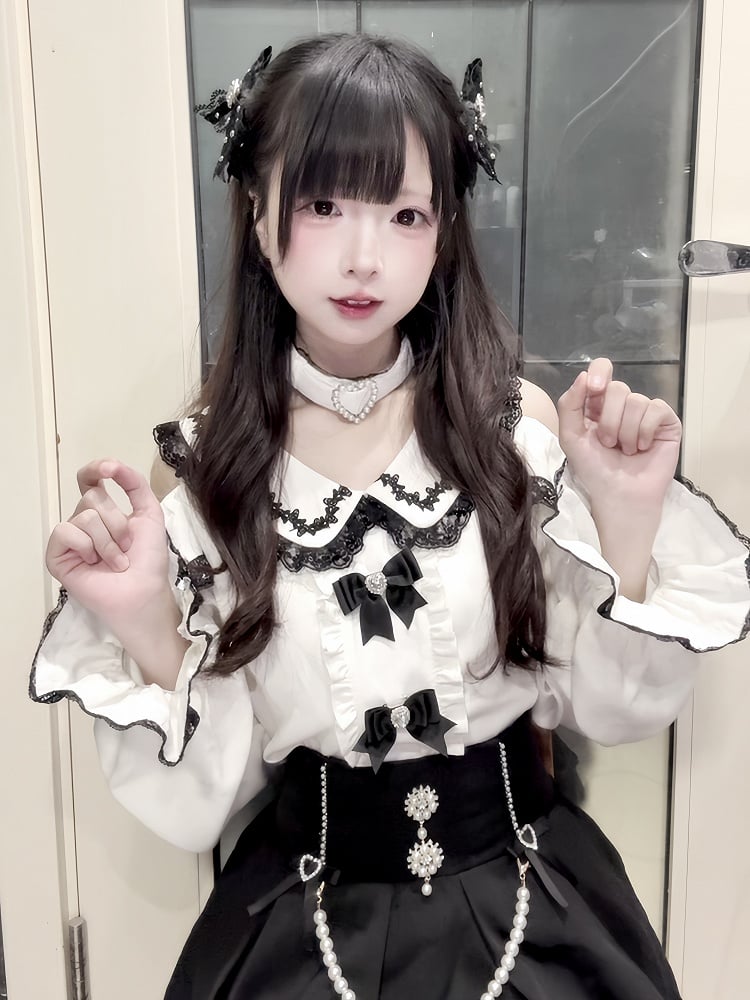 取り外し可能なトリムとデザインレースのブラックブラウス、ジライケイのピーターパンカラー、カットアウトショルダー、コントラストホワイトチョーカー