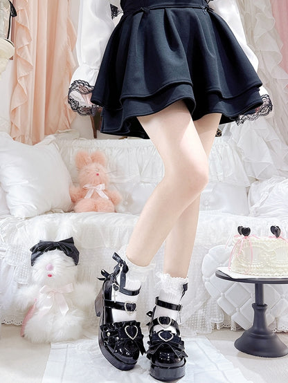 Kei Jirai – Schwarze High Heels mit Blockabsatz und hochglanzpolierter Schnürung und Herz-Strass-Dekor