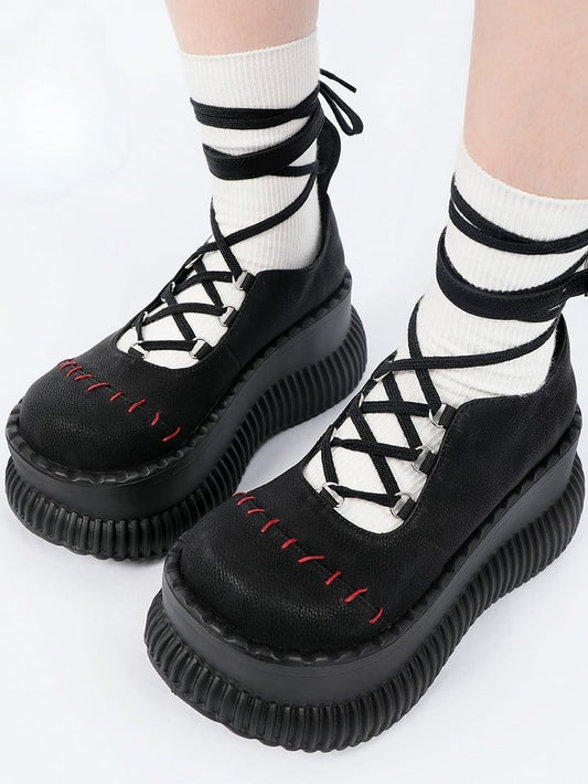 Kontrastverschluss mit Schnürnaht - Crisscross Red Janes Black Platform Mary