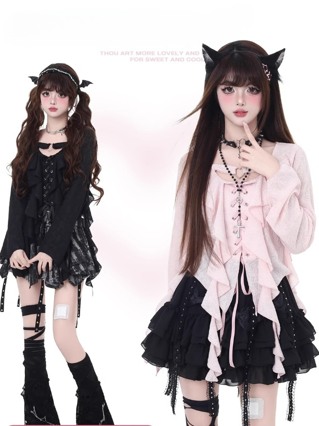 Top en mousseline rose à lacets noirs/clairs, ourlet asymétrique à volants et patte de boutonnage asymétrique