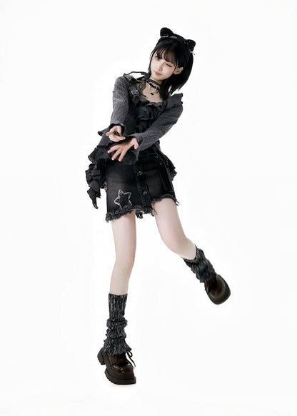 Beige/Dunkelgraues Strickoberteil mit Neckholder, Glockenärmeln, asymmetrischem Rüschensaum