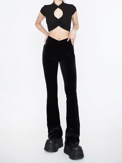 Glamouröse Schlaghose aus schwarzem Samt mit spitzem Bund