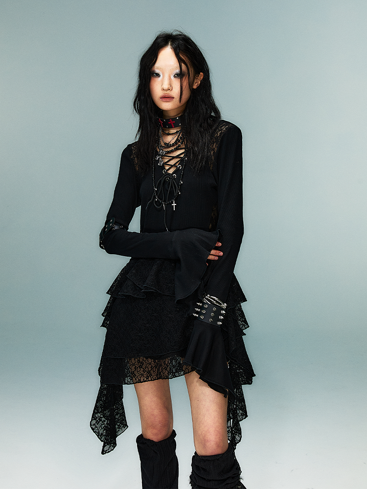 Strickkleid mit Spitzenakzenten am Ärmelsaum, schwarzes Gothic-Punk-Glocken-Taschentuch