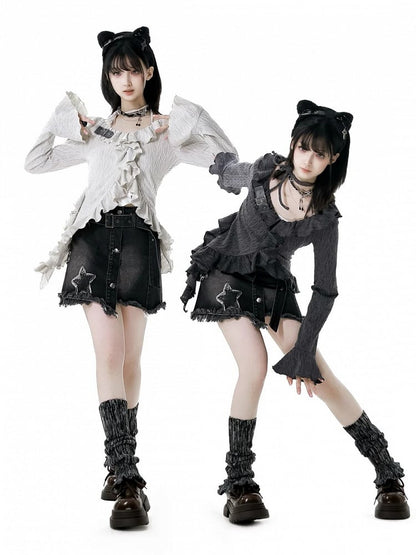 Beige/Dunkelgraues Strickoberteil mit Neckholder, Glockenärmeln, asymmetrischem Rüschensaum