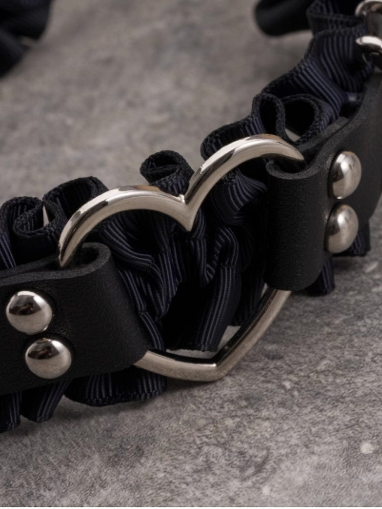 KC mit Rüschendetails, herzverziertem schwarzem Besatzdesign, Schnallenstifte