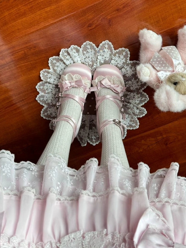 Lolita-Schuhe mit Schleifenakzenten und überkreuzten Keilabsätzen, Spitzenriemen – Satinrosa