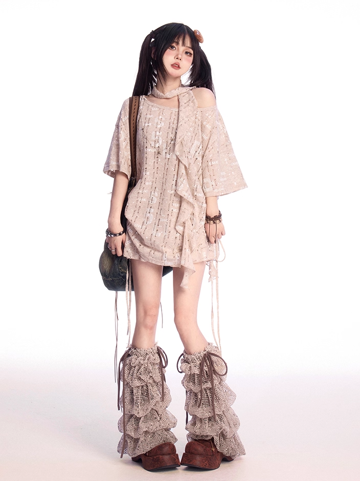 穴あきTシャツ、カーキ、アシンメトリーネックライン、レタープリント、ダメージ加工スカーフ