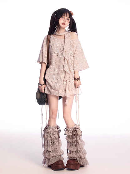 穴あきTシャツ、カーキ、アシンメトリーネックライン、レタープリント、ダメージ加工スカーフ