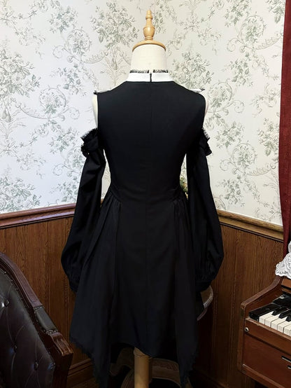 Kleid mit offenen Schultern, verstellbaren Herzschnallen und Taschentuchsaum und Jirai Kei, Schwarz/Weiß