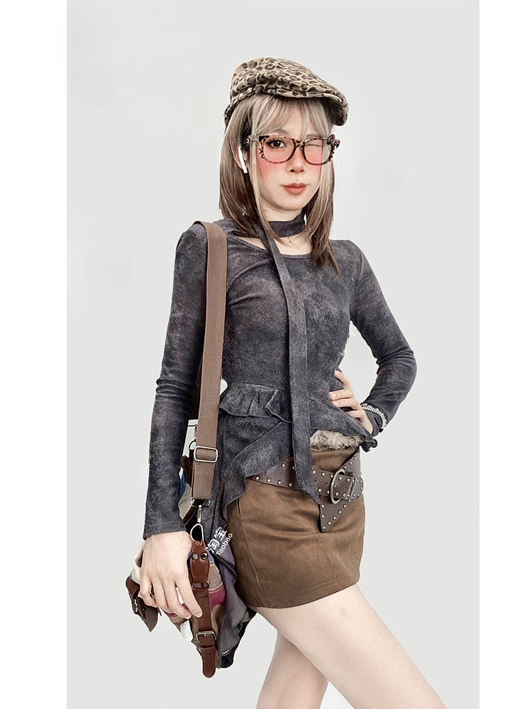 Schwarzes Top mit asymmetrischem Volantsaum und Schal