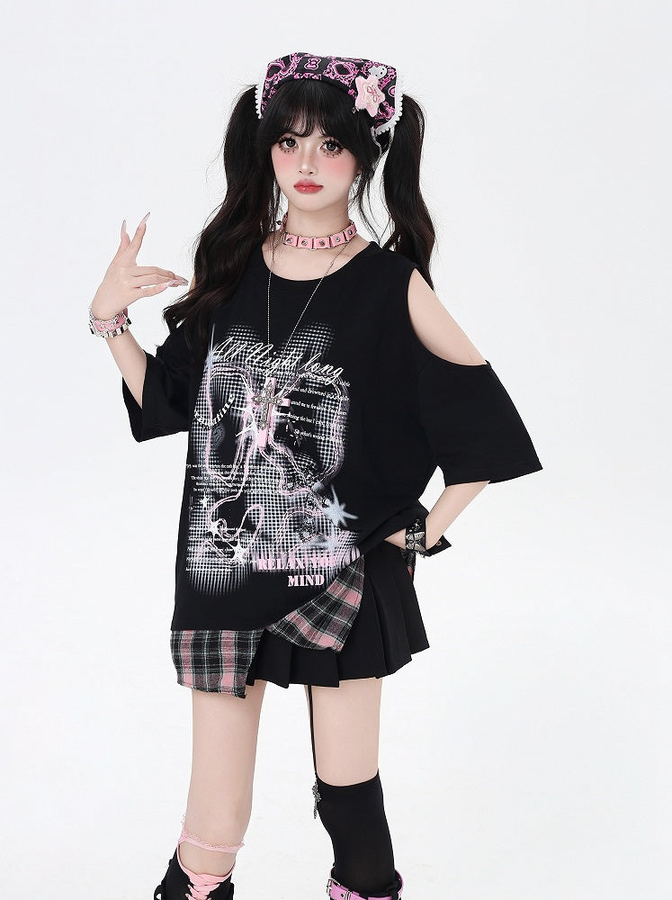 チェック柄裾ブラックカットアウトショルダーグラフィックTシャツピンクネックラウンドネック
