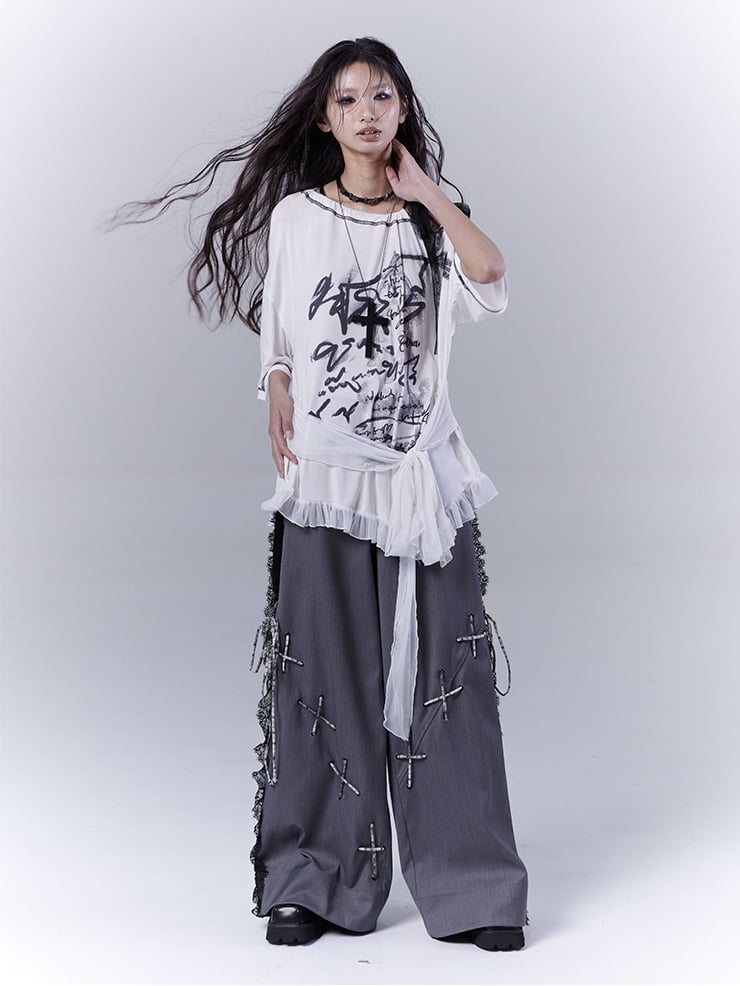 ダークグレーのレースパッチレースアップ、カジュアルパンツのディテールサイド