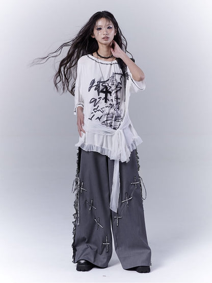 ダークグレーのレースパッチレースアップ、カジュアルパンツのディテールサイド