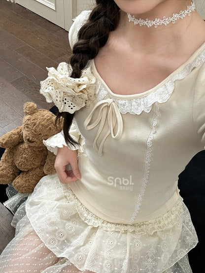 Aprikosenfarbenes, langärmliges Oberteil mit Spitzenbesatz und Schleifendetails