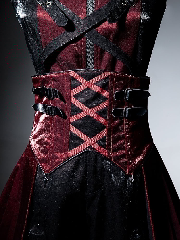 Rock mit Lolita-Korsettträgern, rotem Idol, hohem schwarzem Punk-Gürtel und kaskadierender Rüsche in der Taille