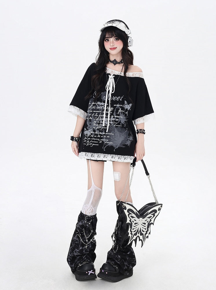 ブラック/ホワイトのグラフィックTシャツ、裾のパッチ、アシンメトリーなレースアップネックライン、レース