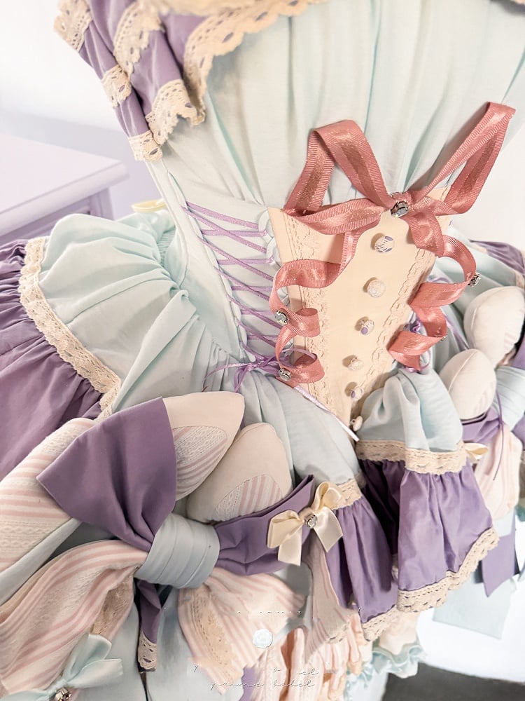 Lila Schleifenrock, große Schnürung, baskische Taille, gestufte Rüschen, süßes Lolita-Kleid und mit Blau auf