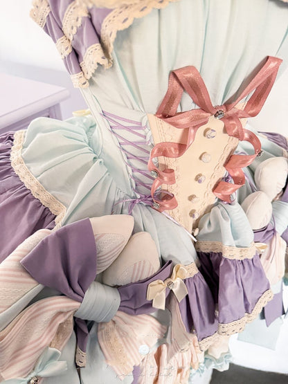 Lila Schleifenrock, große Schnürung, baskische Taille, gestufte Rüschen, süßes Lolita-Kleid und mit Blau auf