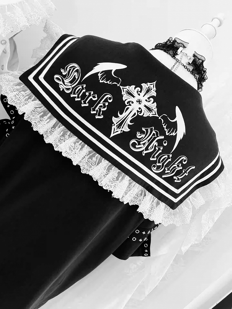 Schwarzes T-Shirt mit Matrosenkragen, Schnürdetails und Anime-Mädchen-Print, Bittersüß