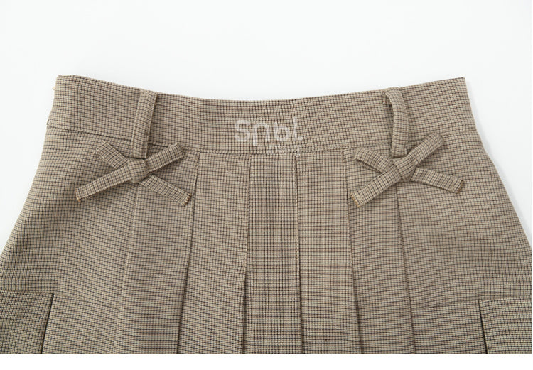カーキ色のリボンアクセントのチェック柄プリーツスカート