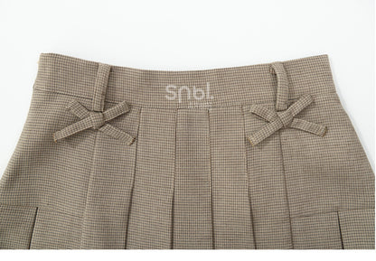 カーキ色のリボンアクセントのチェック柄プリーツスカート