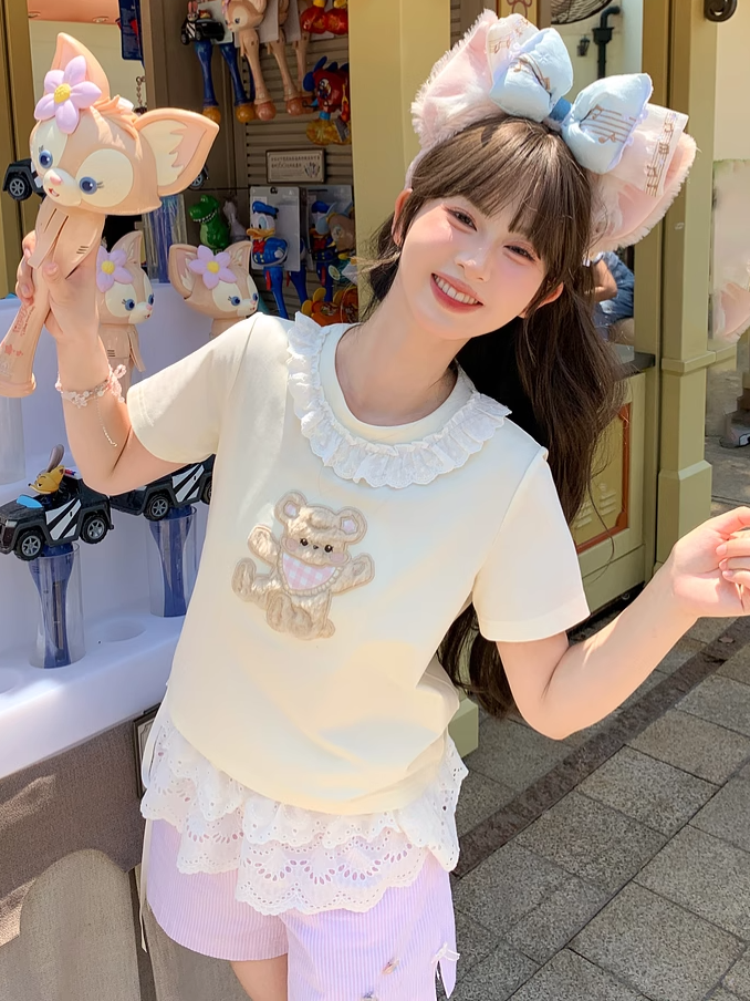 Aprikosenfarbenes T-Shirt mit Spitzenbesatz und Plüschbär-Applikation am Ausschnitt