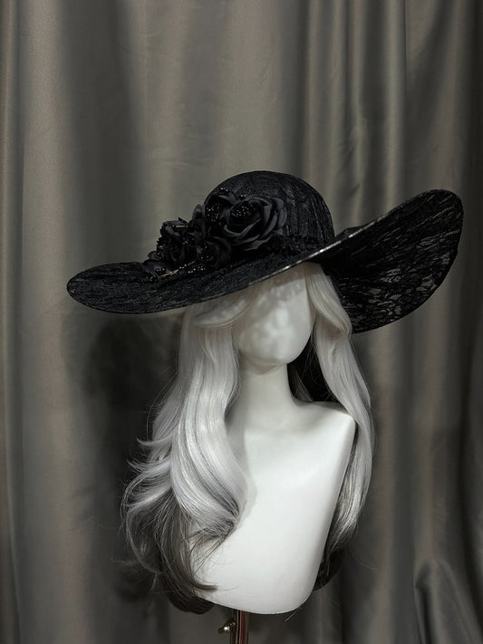 Chapeau en dentelle gothique avec accents floraux - Boucles d'oreilles faites sur mesure