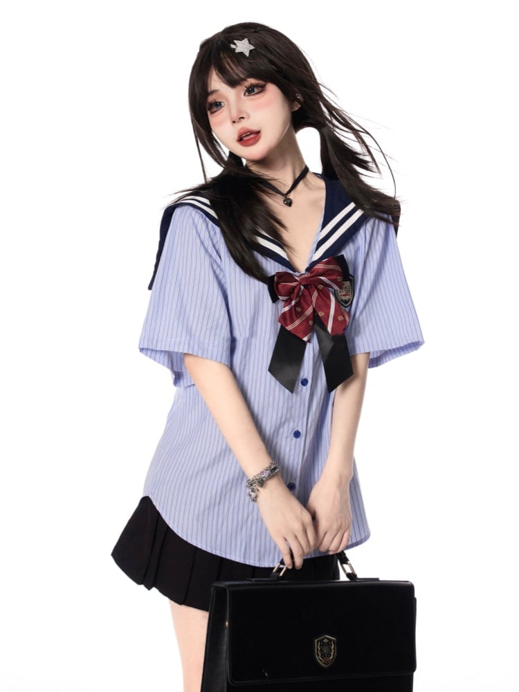 Fliege mit JK-Uniform-Matrosenkragen, blau gestreift, kurze, freie Hemdärmel