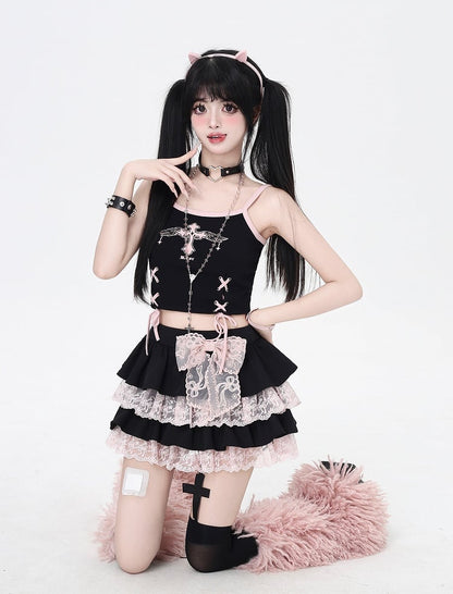 ピンクのレーストリム、黒の伸縮性のあるティアードスカート、ウエストはY2Kコントラスト