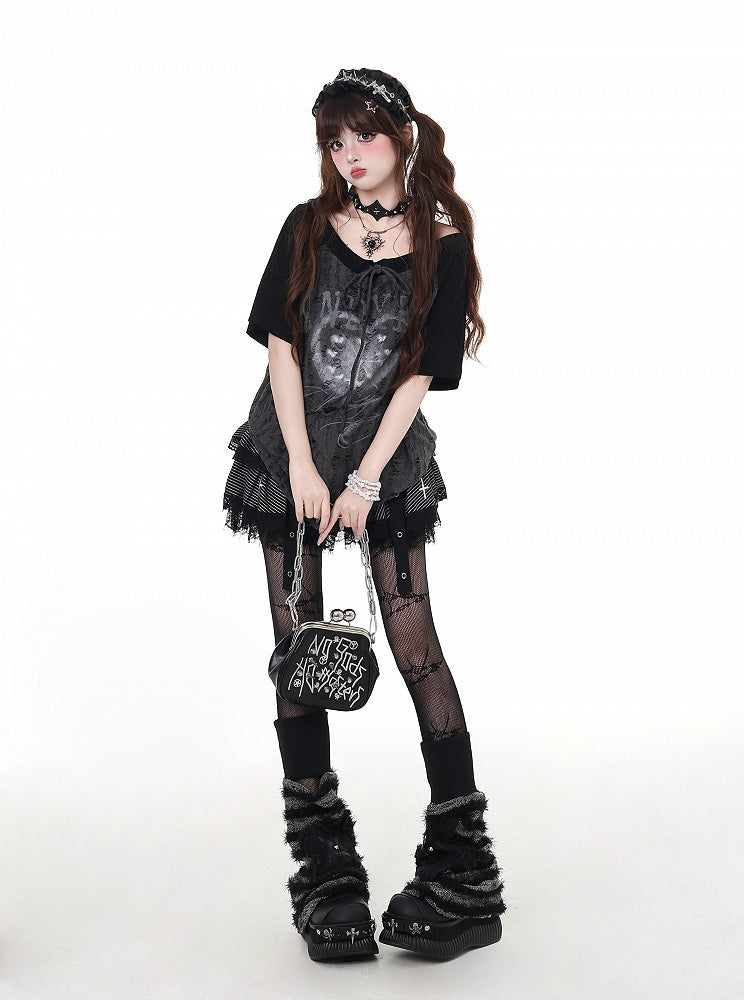 グレーのネックライン、ダメージ加工の穴、カラーブロックデザイン、セルフタイストラップ、ブラックとグラフィックのTシャツ